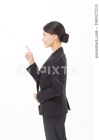 穿著西裝的側面肖像 106927313