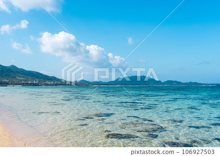 Ishigaki Island's blue sea, sky, and clouds 106927503