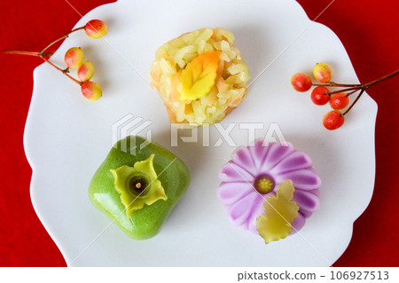 3 types of autumn Japanese sweets: green persimmon, chrysanthemum, autumn leaves 106927513