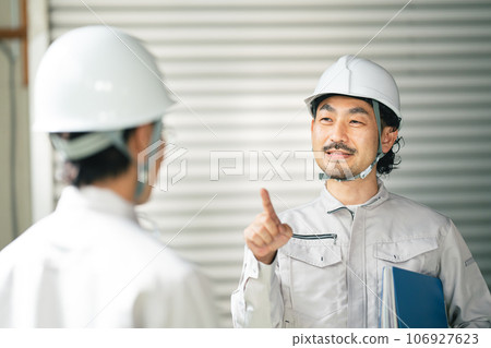 現場主管指導工人 106927623