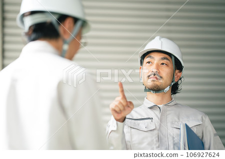 現場主管指導工人 106927624