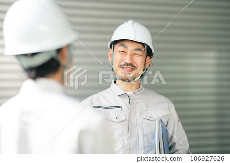 現場主管指導工人 106927626