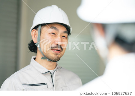 現場主管指導工人 106927627