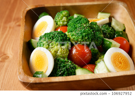 Mini tomato and broccoli salad Mini tomato and broccoli salad 106927952