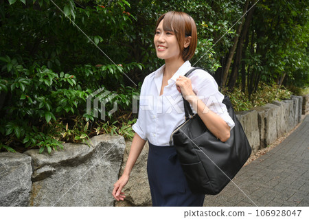 雨後走在人行道上的女人 106928047