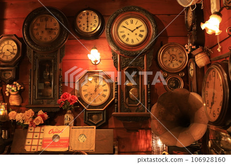 antique wall clock 106928160
