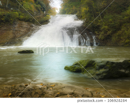 Autumn Yoro Valley/Awamata Waterfalls / Awamata Waterfalls, Japan 106928284