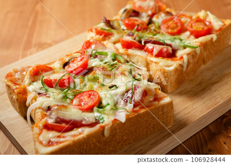 Pizza toast  106928444