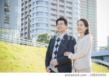一對中年夫婦在城市的河邊約會 106928505