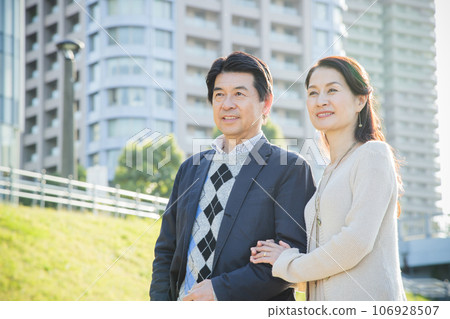 一對中年夫婦在城市的河邊約會 106928507