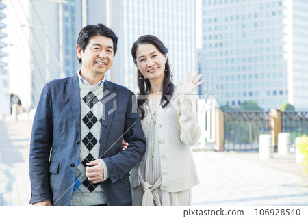 一對中年夫婦在城里約會 106928540