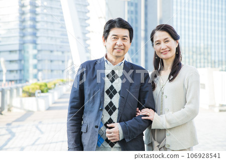 一對中年夫婦在城里約會 106928541