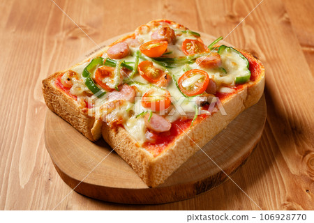 Pizza toast  106928770