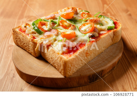 Pizza toast  106928771