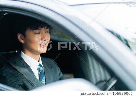 一名穿西裝的男子開車時犯困 一名穿西裝的男子開車時犯困 106929065