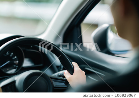 一個穿西裝的男人開著一輛灰色普通車，沒有臉 106929067