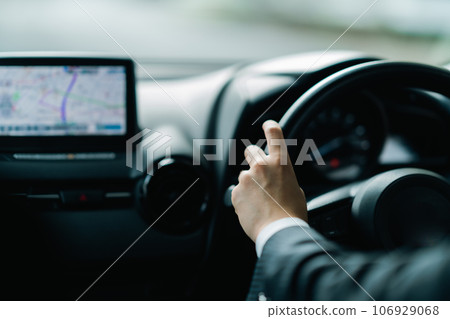 一個穿西裝的男人開著一輛灰色普通車，沒有臉 106929068