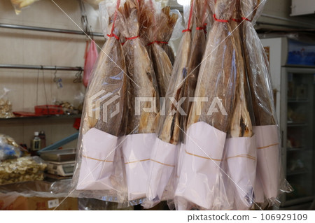 鹽乾魚(鹹魚)在香港德輔道西側的“海鮮小鎮”出售。以前很便宜但是現在很貴 鹽乾魚(鹹魚)在香港德輔道西側的“海鮮小鎮”出售。以前很便宜但是現在很貴 106929109