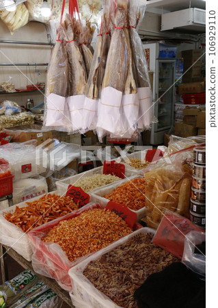 鹽乾魚(鹹魚)在香港德輔道西側的“海鮮小鎮”出售。以前很便宜但是現在很貴 鹽乾魚(鹹魚)在香港德輔道西側的“海鮮小鎮”出售。以前很便宜但是現在很貴 106929110