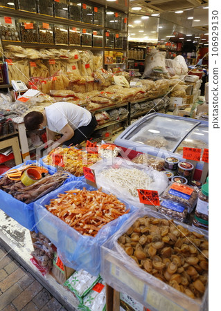 在香港德勝西路的一家豪華乾糧店出售優質食品。許多乾食品不知道它們的用途 106929130