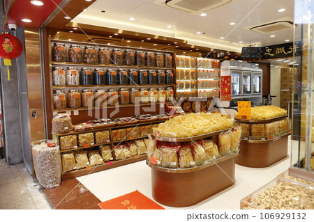 在香港德勝西路的一家豪華乾糧店出售優質食品。許多乾食品不知道它們的用途 106929132