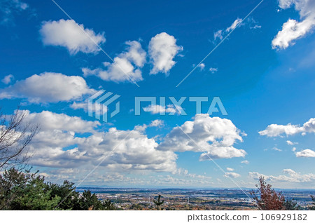 Refreshing autumn sky [background material] 106929182