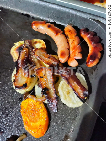 Barbecue on the iron plate Barbecue on the iron plate 106929652