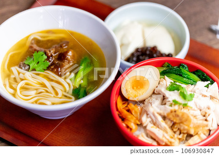 雞飯(雞肉飯)和牛肉麵(新肉麵) 雞飯(雞肉飯)和牛肉麵(新肉麵) 106930847
