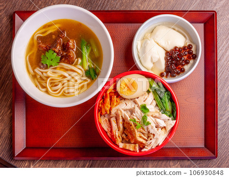 Chicken rice (ji rou fan) and beef noodles (new rou mien) 106930848
