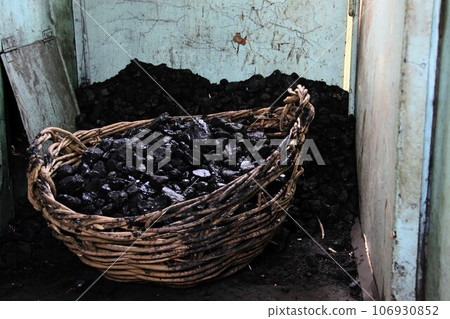 Journey through China Cooking in a coal stove using high-quality coal harvested along the railway line 106930852