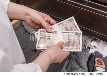 [A housewife who hides a wad of money in the drawer] 106930989