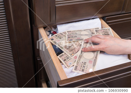 [A housewife hides a 10,000-yen bill in the chest drawer] 106930990