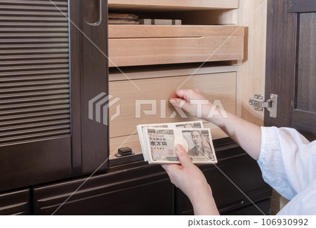 [一位家庭主婦在日式梳妝台裡藏了一疊錢] 106930992