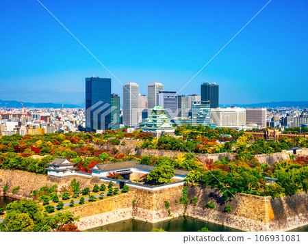 Osaka Castle and Osaka Business Park in the fall 106931081