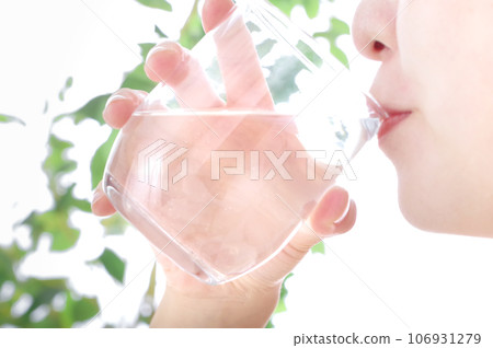 年輕女子喝一杯水 106931279