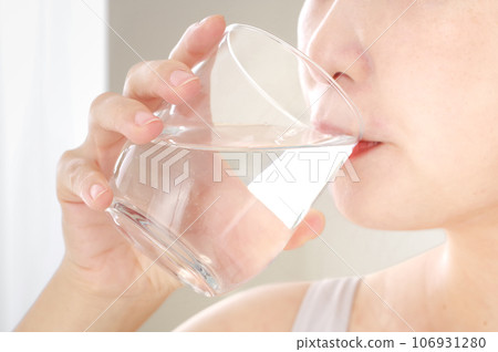 年輕女子喝一杯水 年輕女子喝一杯水 106931280