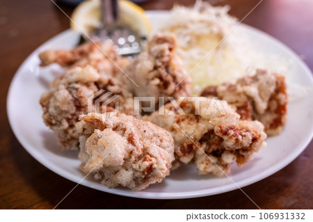 來自日本岡山縣蒜山高原的非常美味的炸雞 來自日本岡山縣蒜山高原的非常美味的炸雞 106931332