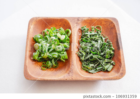 dried onions and fresh onions 106931359