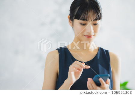 觀看智能手機的婦女 觀看智能手機的婦女 106931368