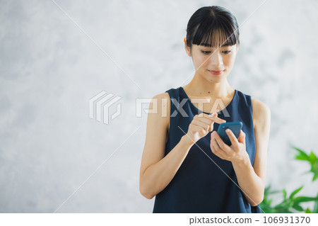 觀看智能手機的婦女 106931370