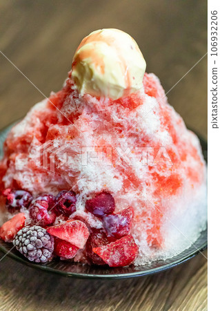 Strawberry shaved ice 106932206