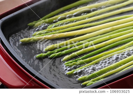 Asparagus boiling on hot plate Asparagus boiling on hot plate 106933025