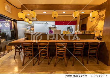 Inside the restaurant 106933394