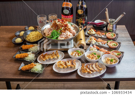 Banquet party course meal centered around offal hotpot Banquet party course meal centered around offal hotpot 106933434