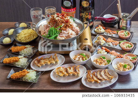 Banquet party course meal centered around offal hotpot 106933435