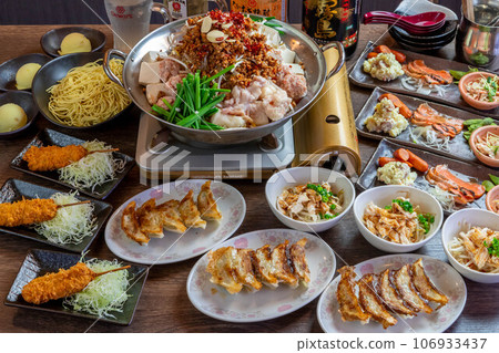 Banquet party course meal centered around offal hotpot Banquet party course meal centered around offal hotpot 106933437