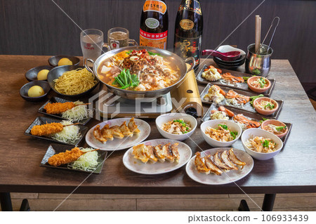 Banquet party course meal centered around offal hotpot Banquet party course meal centered around offal hotpot 106933439