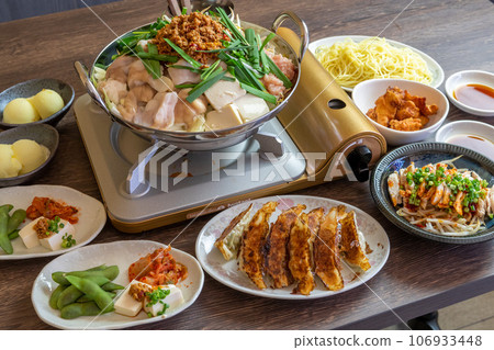 Banquet party course meal centered around offal hotpot Banquet party course meal centered around offal hotpot 106933448