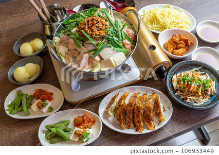Banquet party course meal centered around offal hotpot Banquet party course meal centered around offal hotpot 106933449