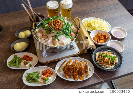 Banquet party course meal centered around offal hotpot Banquet party course meal centered around offal hotpot 106933450